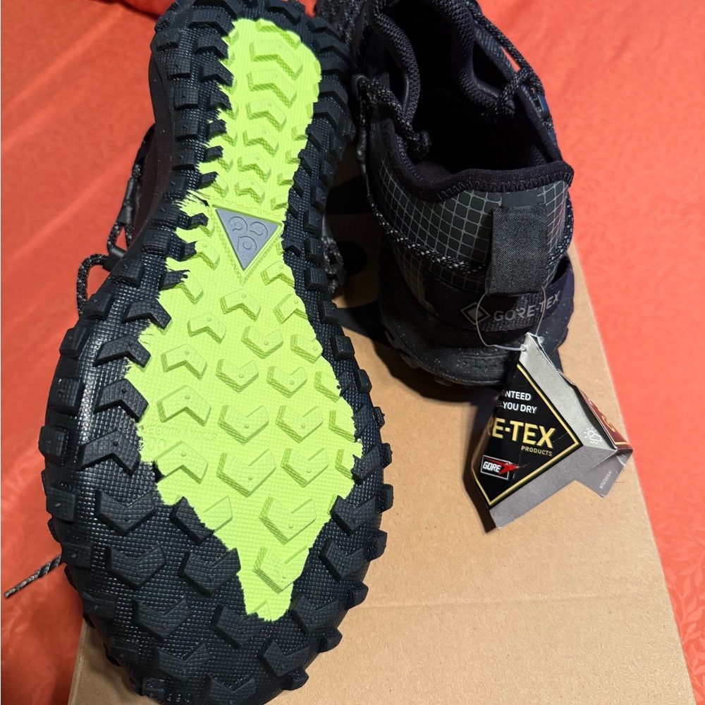 GORE-TEX Black and grey  Athletic Shoes with Durable Design